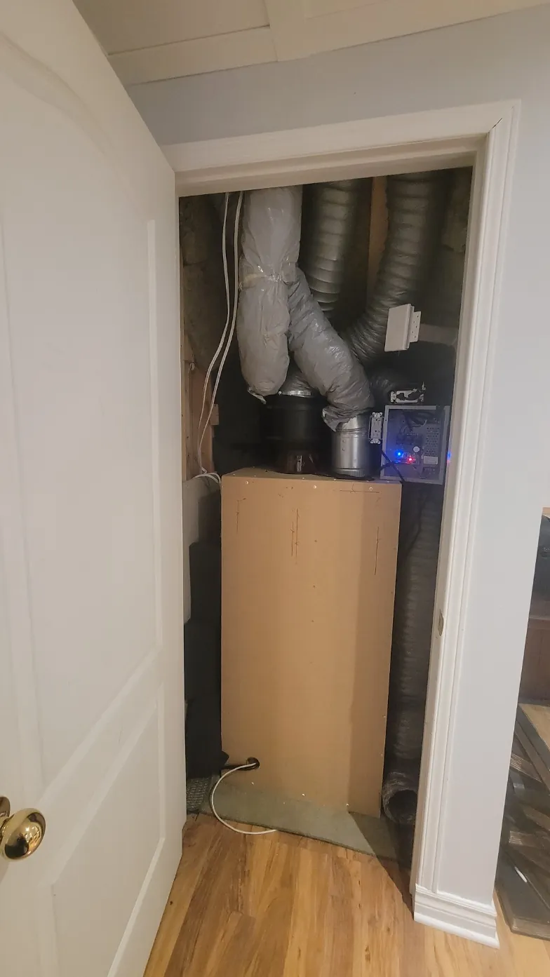 Le mineur de la résidence dans son caisson, au fond d'un garde-robe, branché sur les conduits de l'échangeur d'air, avec son module de protection