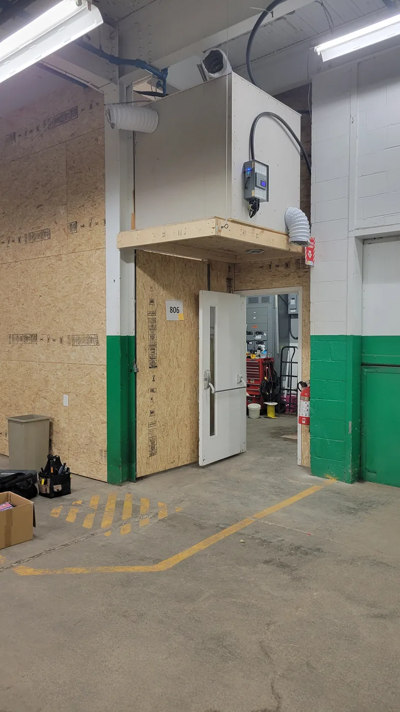 Unité de chauffe HeatSync installée sur une mezzanine d'entrepôt