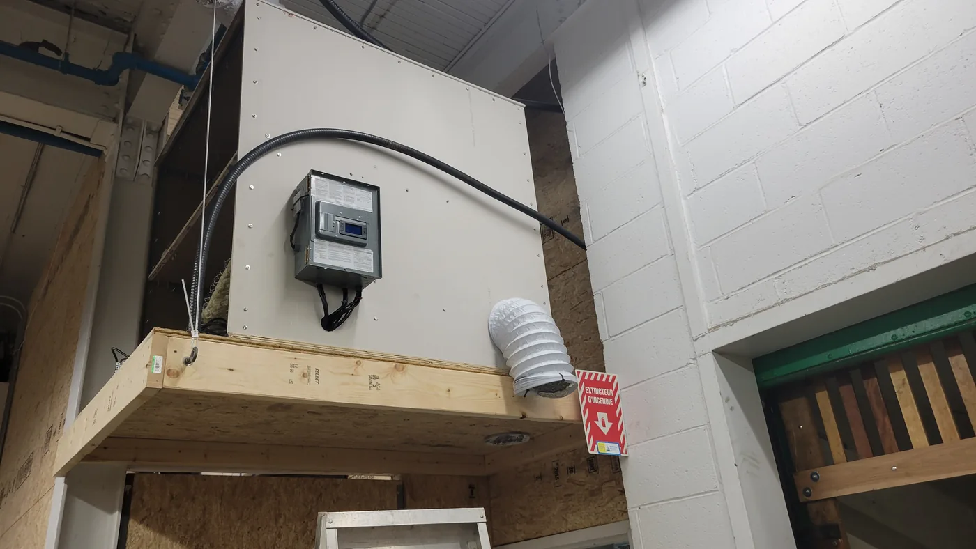 Unité de chauffe HeatSync sur une plateforme de bois, avec son wattmètre